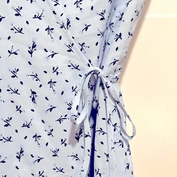 NWOT- H&M Crêpe Wrap Light Blue
Floral Dress Small - Picture 10 of 11